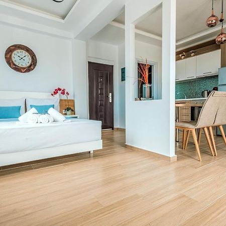 Design Suites Efharis Néa Péramos Екстериор снимка