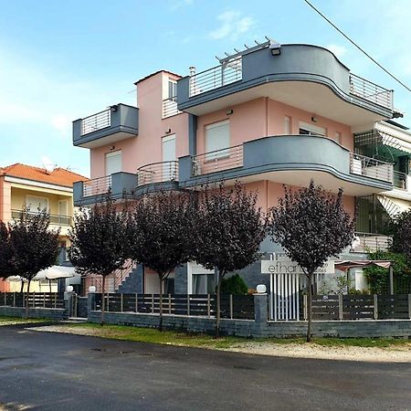 Design Suites Efharis Néa Péramos Екстериор снимка